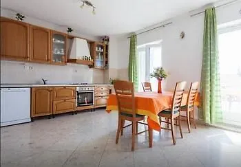 Kate Apartman Brasina