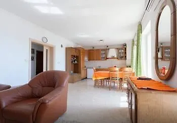 Kate Apartman *